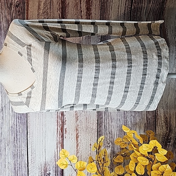 NEW CABI GRAY STRIPED V NECK LONG SLEEVE PULLOVER TEE - Picture 1 of 11